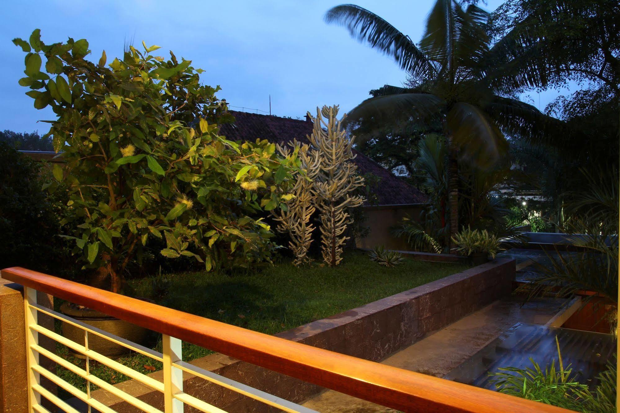 Cozy Boutique Guest House Malang Exteriör bild