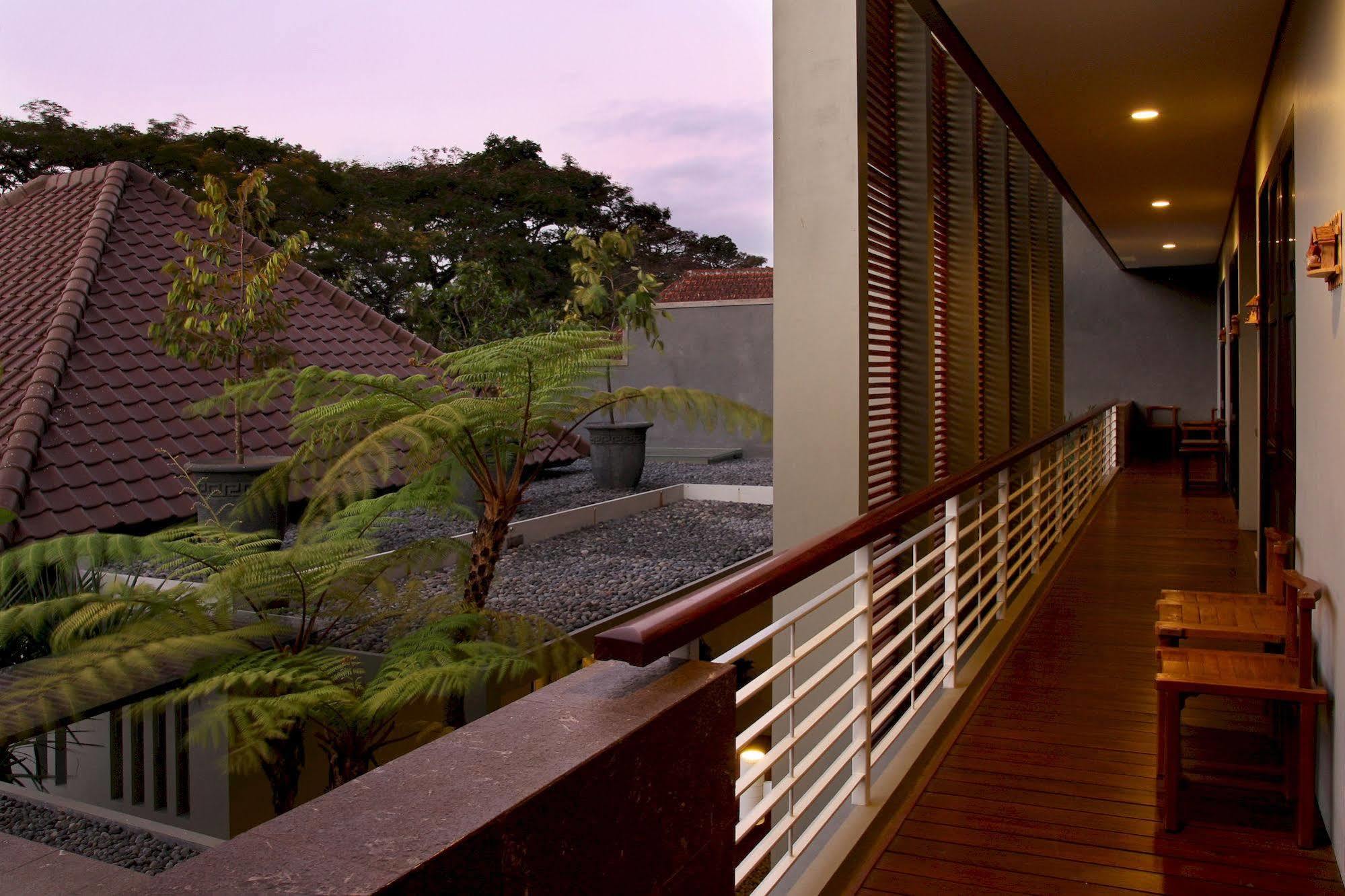 Cozy Boutique Guest House Malang Exteriör bild