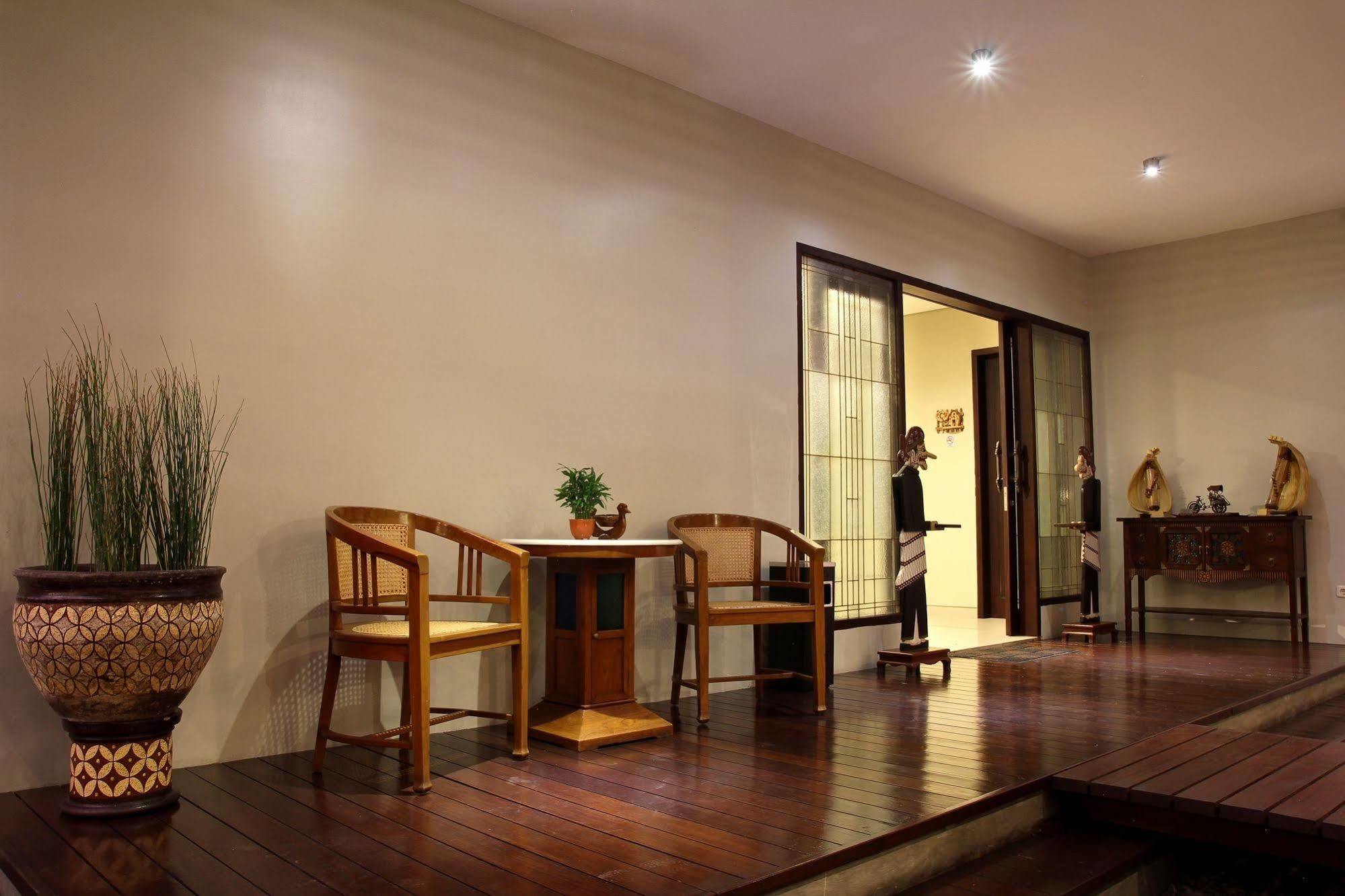 Cozy Boutique Guest House Malang Exteriör bild