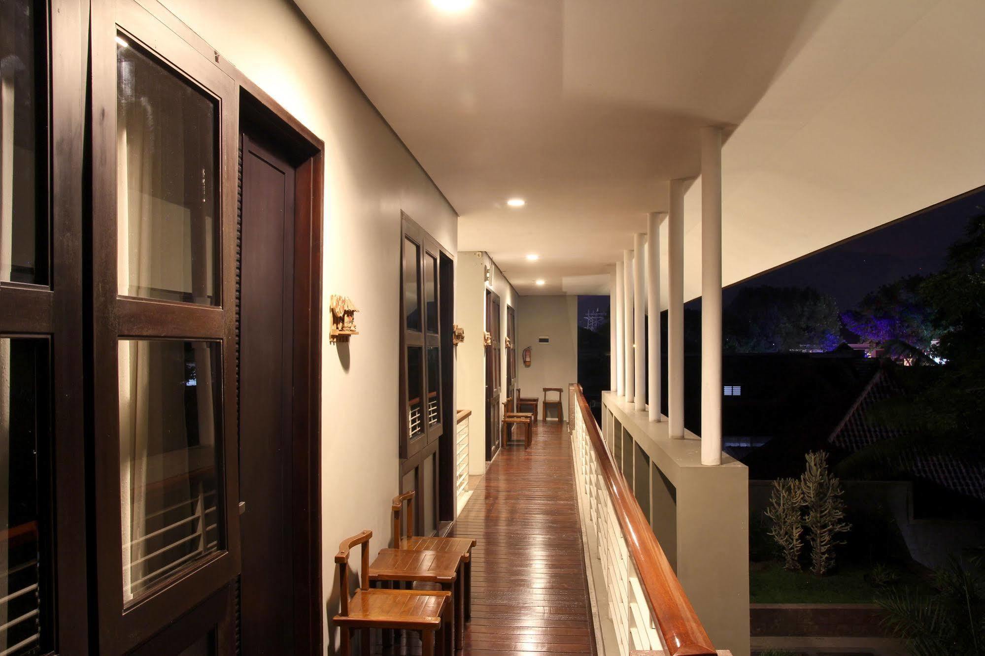 Cozy Boutique Guest House Malang Exteriör bild